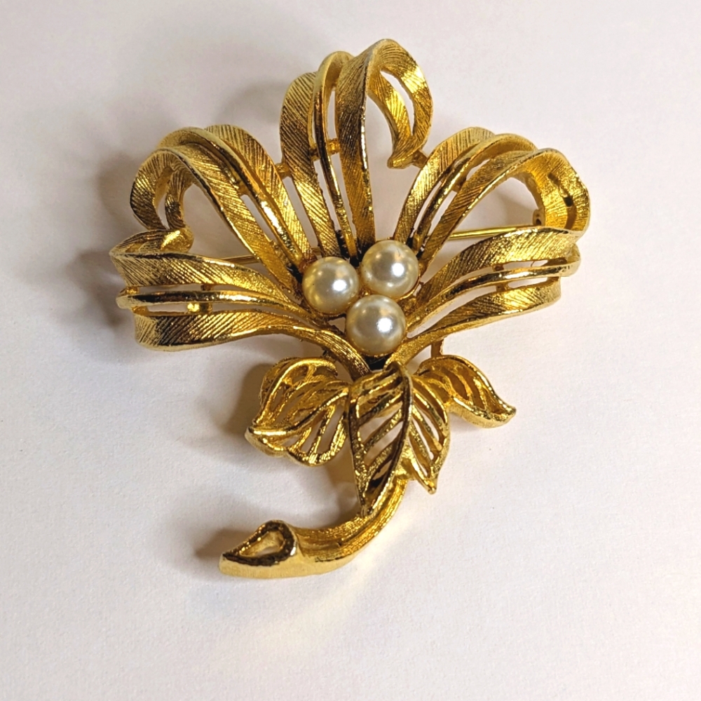 Vintage‎ Lisner Gold-Tone Floral Brooch with Faux Pearls